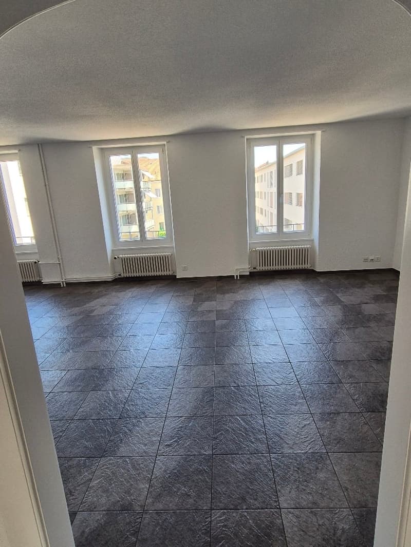 Affascinante appartamento a maisonnette di 4 locali con terrazza sul tetto e camino a Biel/Bienne – disponibile immediatamente! (20)