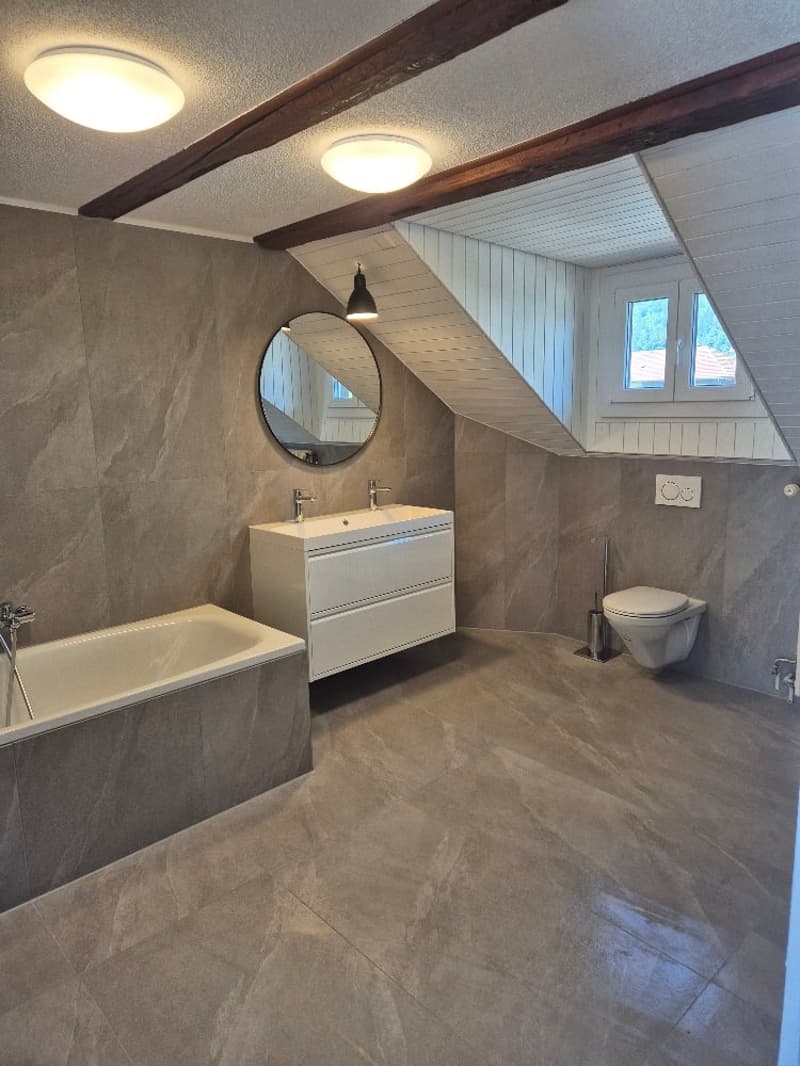 Affascinante appartamento a maisonnette di 4 locali con terrazza sul tetto e camino a Biel/Bienne – disponibile immediatamente! (10)