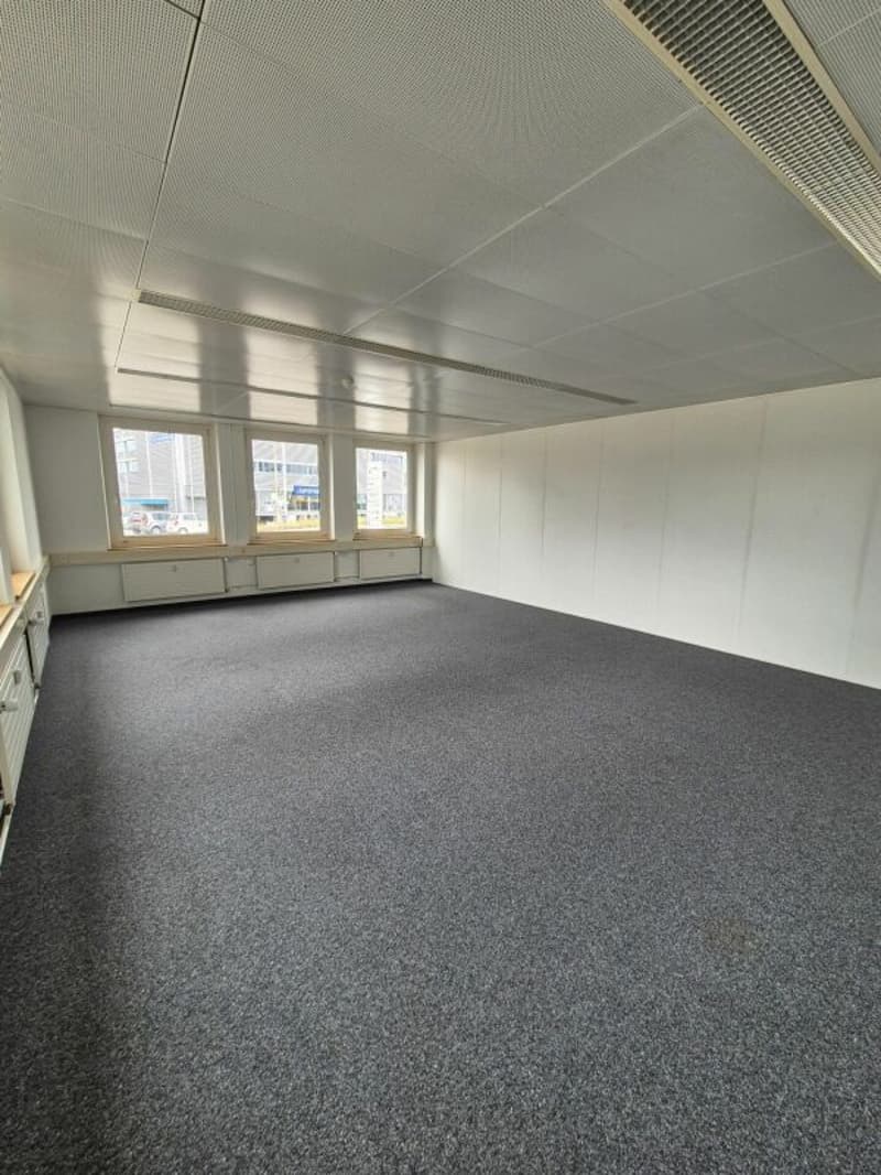 Ufficio spazioso nel Buss-Areal Pratteln - 56 m² al piano terra dell'edificio amministrativo Ovest (6)