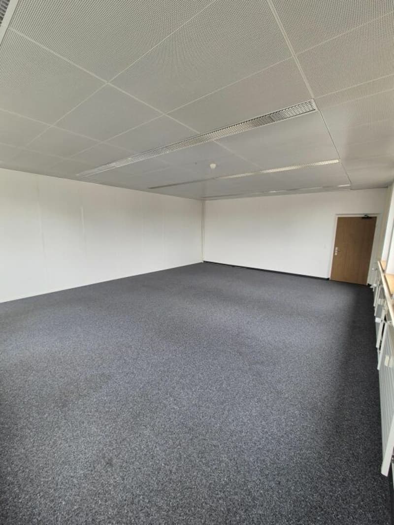 Ufficio spazioso nel Buss-Areal Pratteln - 56 m² al piano terra dell'edificio amministrativo Ovest (3)