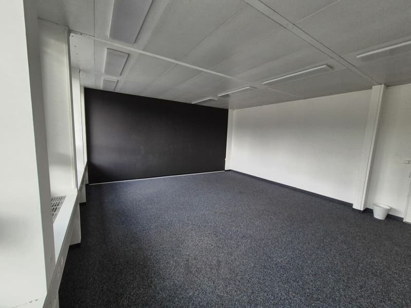 Bright and spacious office (74.5 m²) in the Buss Industriepark Pratteln (2)