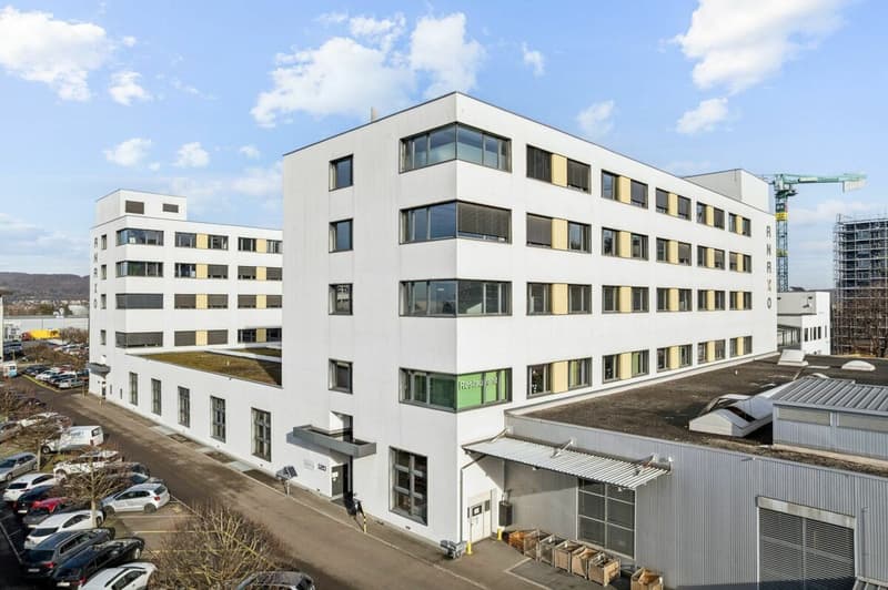 Spazio ufficio attraente e versatile in affitto nel parco industriale Buss (19)