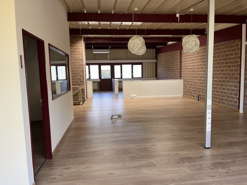 Espace de bureau/atelier attractif dans un environnement commercial dynamique (2)