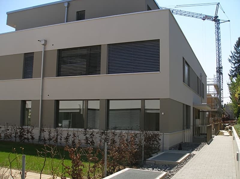 Habitation moderne dans une petite maison multifamiliale (6)