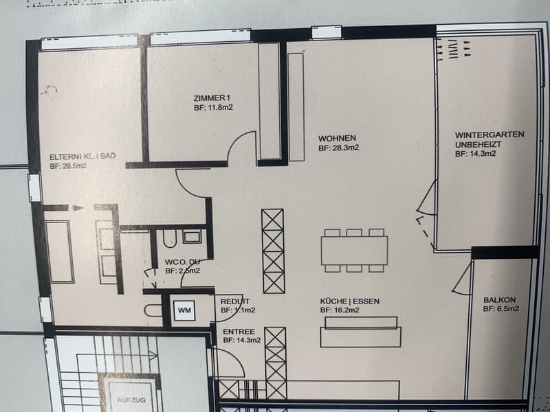 Habitation moderne dans une petite maison multifamiliale (7)