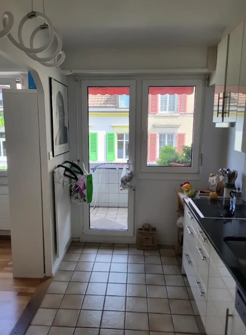 Charmant appartement en propriété avec balcon et place de parking dans le quartier Gotthelf très prisé (2)