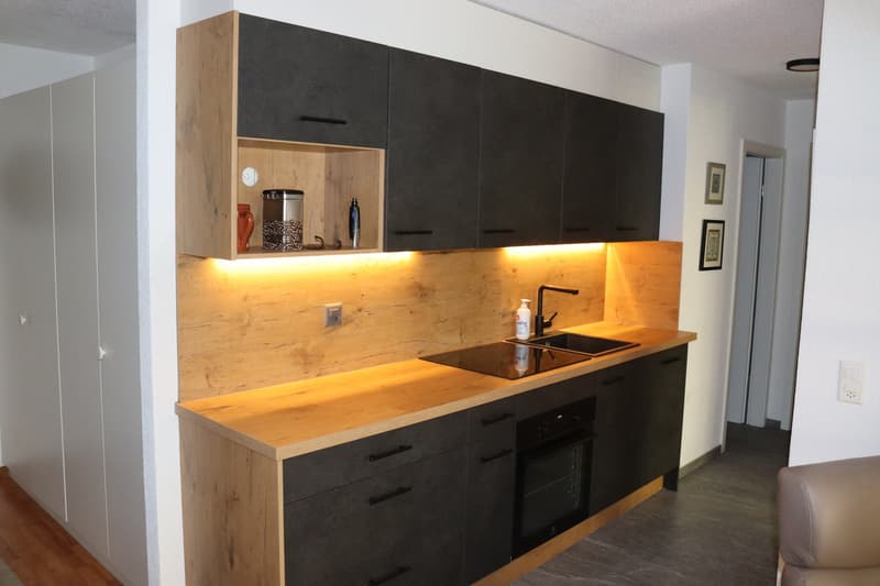 Stylish 2.5-room apartment with balcony & 2 indoor parking spaces! (4)