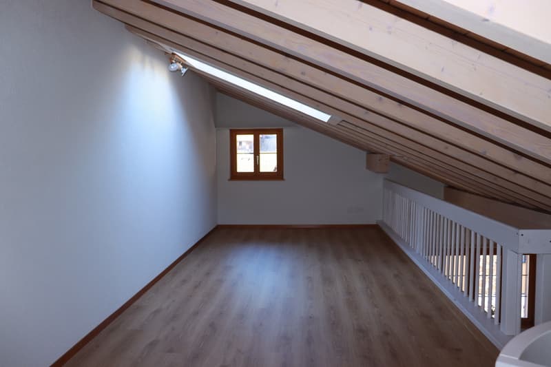 Charming 3.5-room apartment with gallery and balcony in Wilderswil! (12)