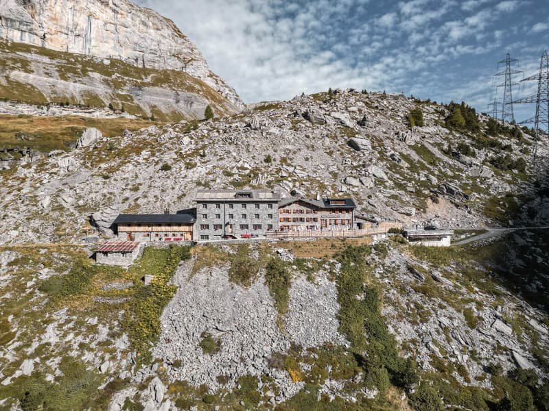 Blick auf das Berghotel Schwarenbach am Gemmipass zwischen Kandersteg und Leukerbad