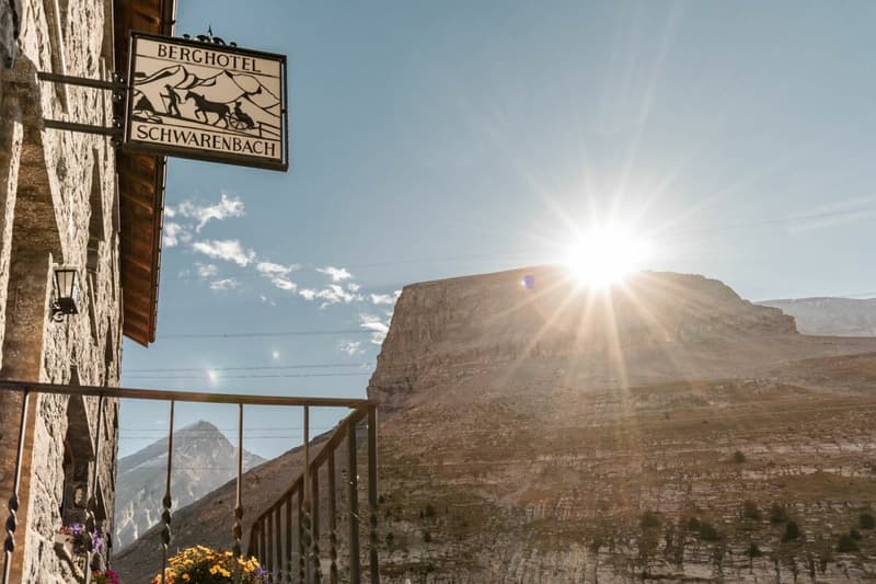 Historisches Berghotel Schwarenbach inmitten der imposanten Berner Alpen am Gemmipass (4)