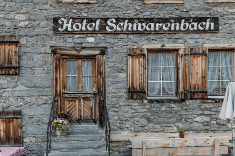 Historisches Berghotel Schwarenbach inmitten der imposanten Berner Alpen am Gemmipass (14)