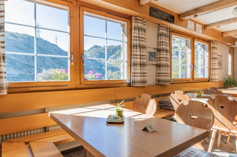 Historisches Berghotel Schwarenbach inmitten der imposanten Berner Alpen am Gemmipass (7)