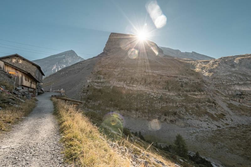 Historisches Berghotel Schwarenbach inmitten der imposanten Berner Alpen am Gemmipass (15)