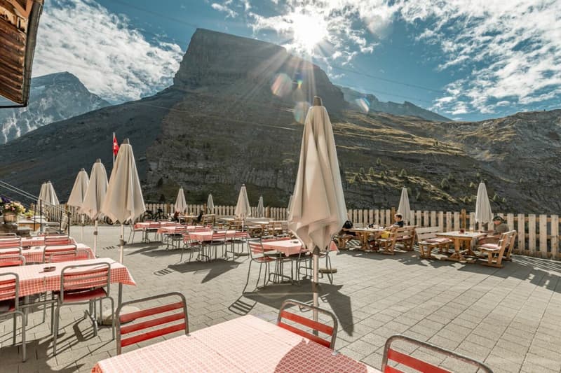 Sonnige Terrasse des Berghotels Schwarenbach am Gemmipass zwischen Kandersteg und Leukerbad