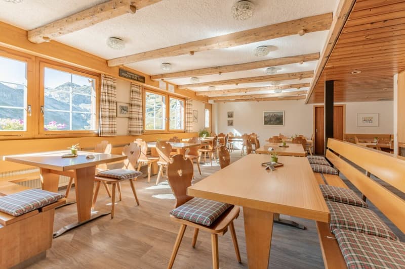 Gaststube des Berghotels Schwarenbach am Gemmipass zwischen Kandersteg und Leukerbad