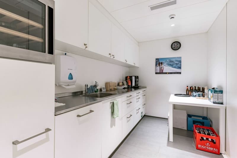 Moderne, grossflächige Büro- & Gewerbefläche in Matten (14)