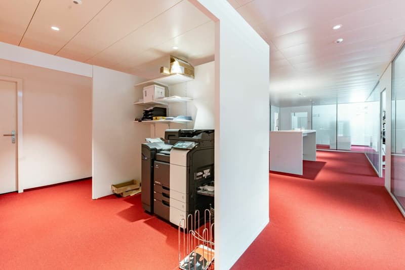 Moderne, grossflächige Büro- & Gewerbefläche in Matten (9)