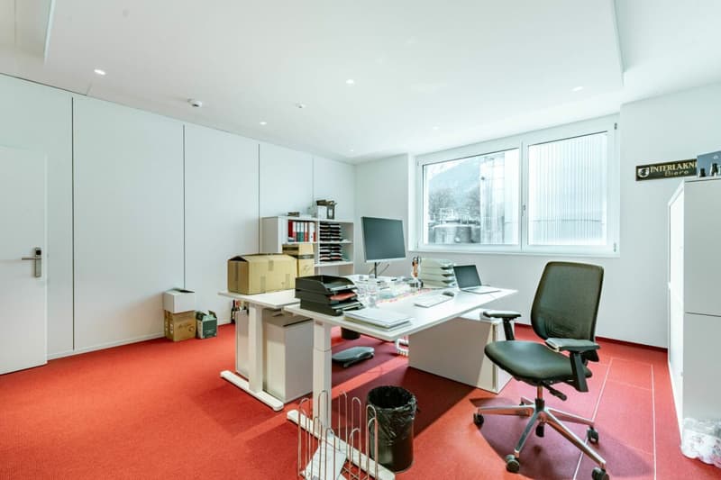 Moderne, grossflächige Büro- & Gewerbefläche in Matten (8)