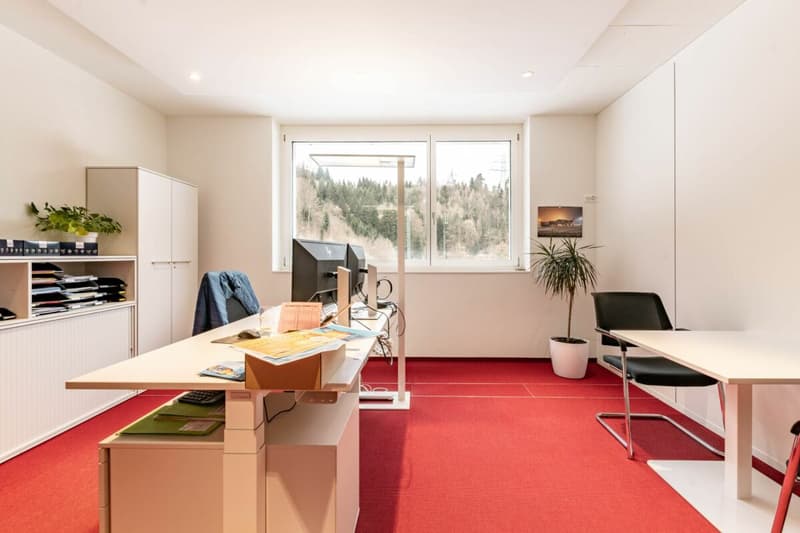 Moderne, grossflächige Büro- & Gewerbefläche in Matten (11)