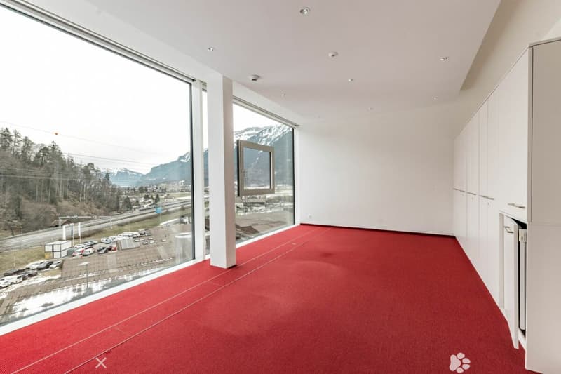 Moderne, grossflächige Büro- & Gewerbefläche in Matten (2)