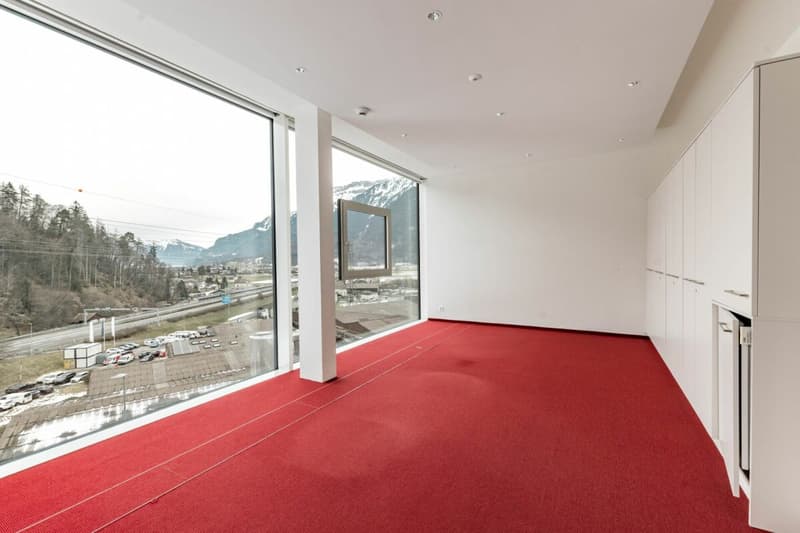 Espace de bureau et commercial moderne et spacieux à Matten (2)