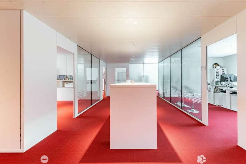 Moderne, grossflächige Büro- & Gewerbefläche in Matten (5)