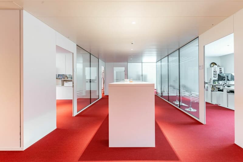 Espace de bureau et commercial moderne et spacieux à Matten (5)
