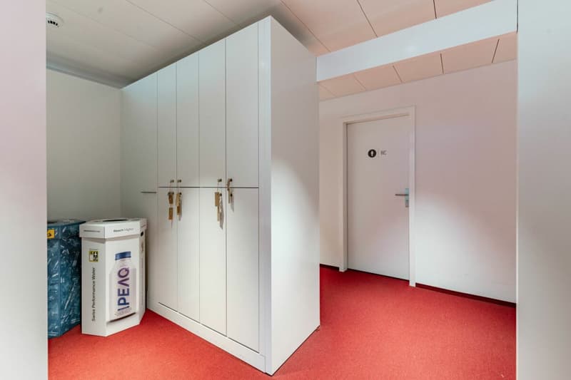 Moderne, grossflächige Büro- & Gewerbefläche in Matten (15)