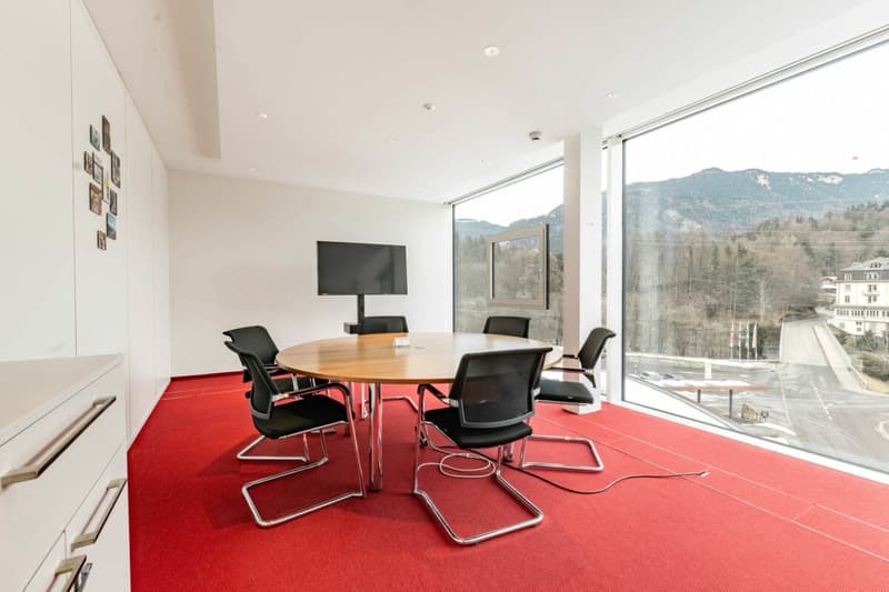 Espace de bureau et commercial moderne et spacieux à Matten (1)