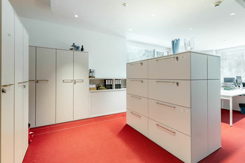 Moderne, grossflächige Büro- & Gewerbefläche in Matten (17)
