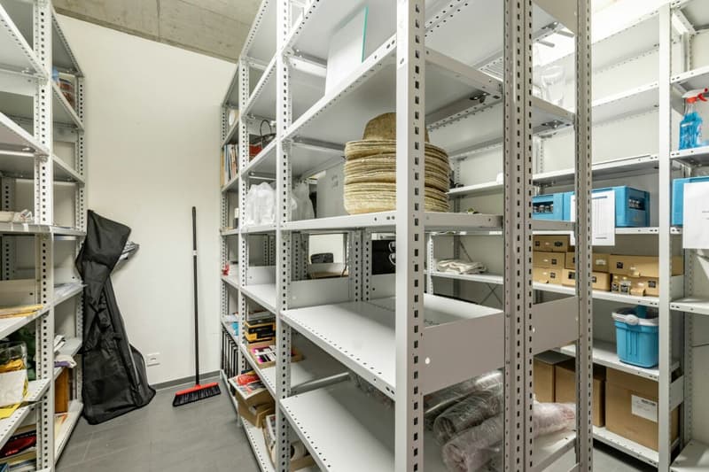 Moderne, grossflächige Büro- & Gewerbefläche in Matten (20)
