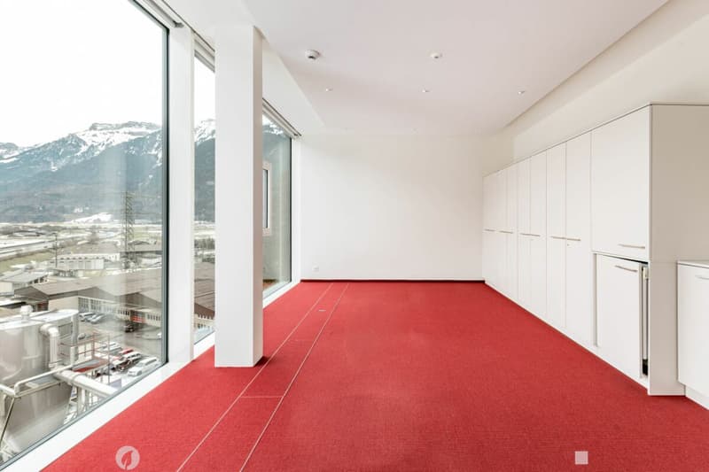 Moderne, grossflächige Büro- & Gewerbefläche in Matten (7)