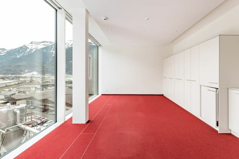 Espace de bureau et commercial moderne et spacieux à Matten (7)