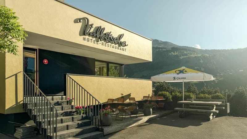 Terrasse des Hotels Vallatscha bei Disentis