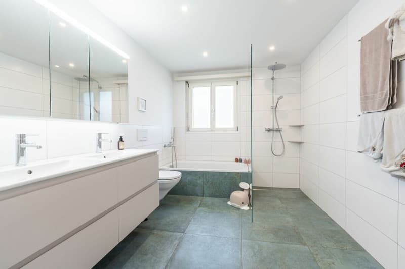 Exclusive Bungalow-Style House (12)