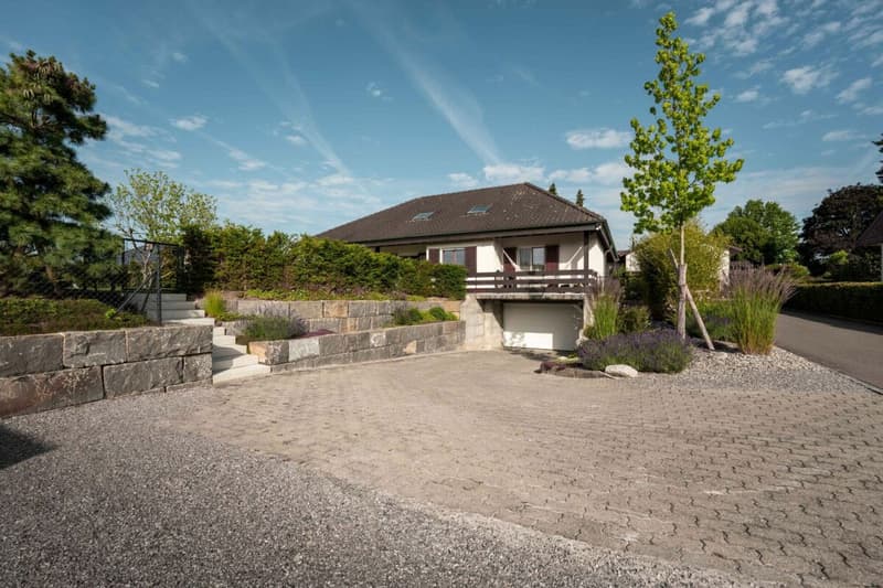 Exclusive Bungalow-Style House (3)