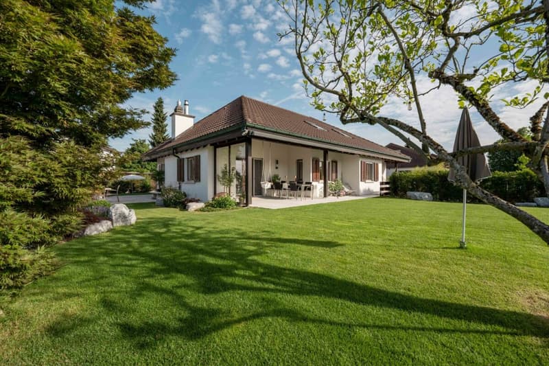 Exclusive Bungalow-Style House (2)