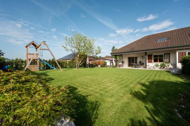 Exclusive Bungalow-Style House (18)