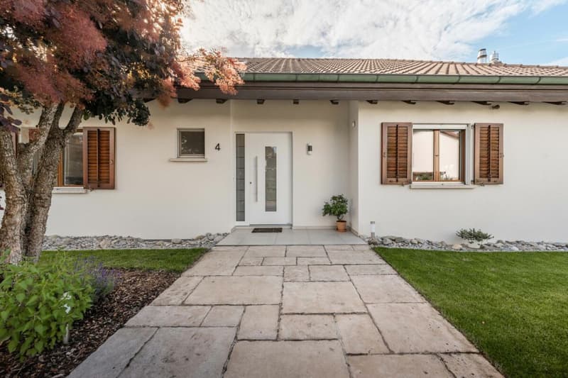 Exclusive Bungalow-Style House (16)