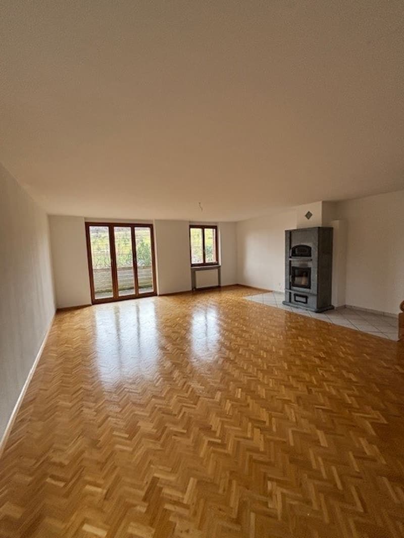 empty room, wooden floor, white walls, fireplace, windows