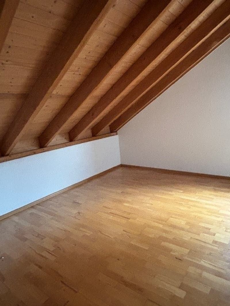 empty room, wooden floor, white walls, wooden ceiling
