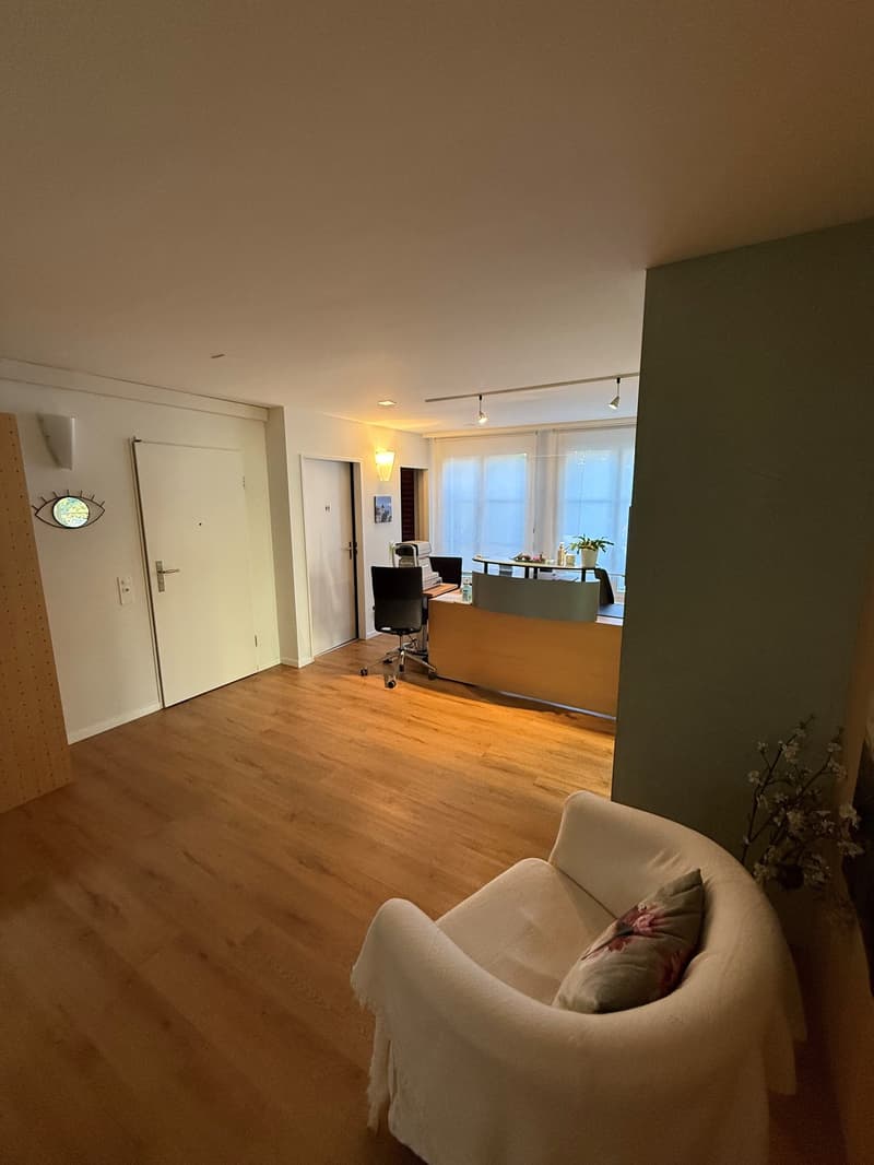 Practice in central location in Oberwil (1)