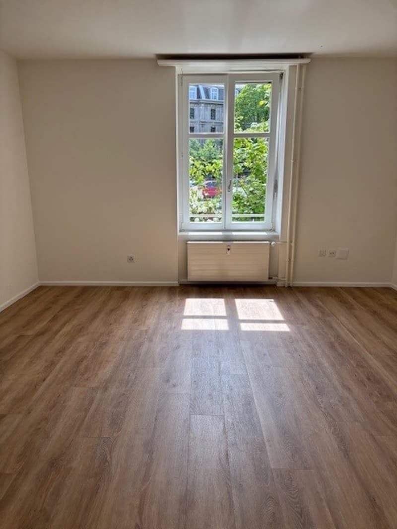 Beautiful, bright 2-room apartment in a quiet location with a covered balcony (8)