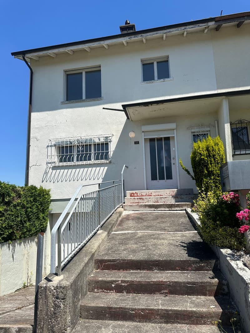 Doppeleinfamilienhaus in Hofstetten-Flüh – Renovationsobjekt an guter Lage (1)