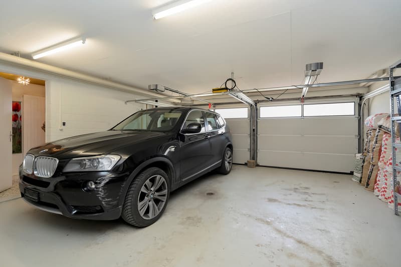 Doppelgarage mit elektrischem Tor