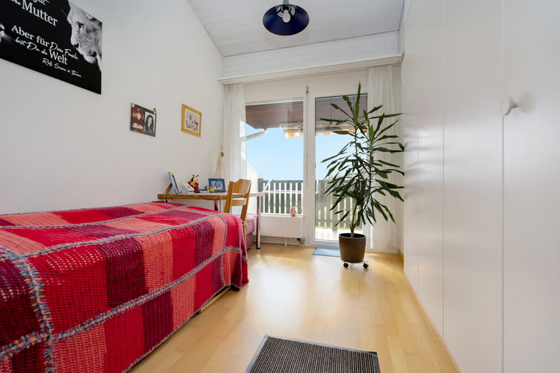 Zimmer 1 im 1.OG mit Ausgang zum Balkon mit Südausrichtung