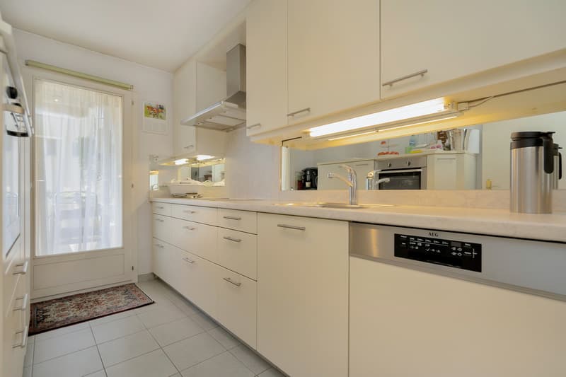 Wohnküche mit Glaskeramikherd, Kühlschrank, Geschirrspüler, Backofen und genügend Stauraum