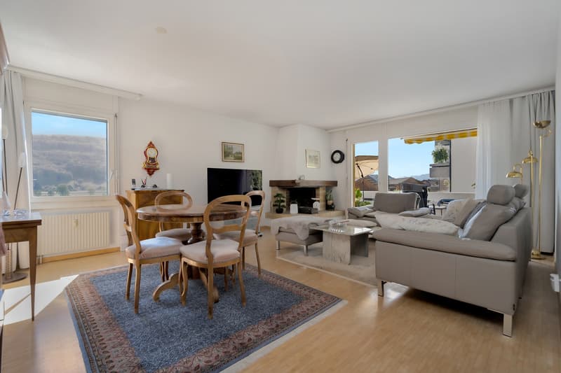 Wohn- Essbereich mit Cheminéé und Ausgang zum Süd Balkon