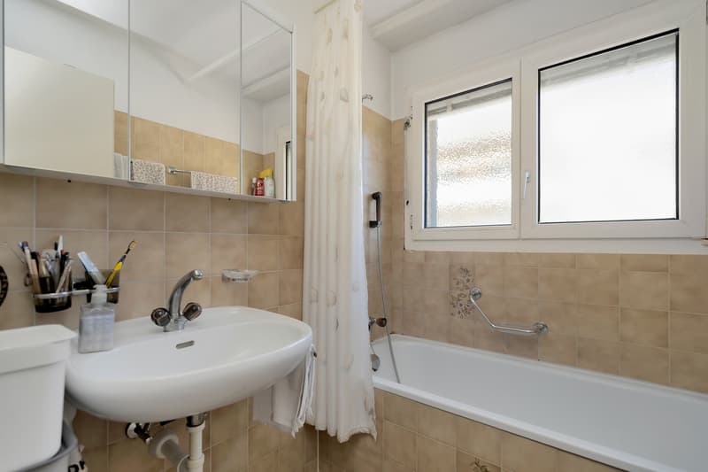 Hauptbad mit Badewanne / Dusche, Lavabo und Toilette