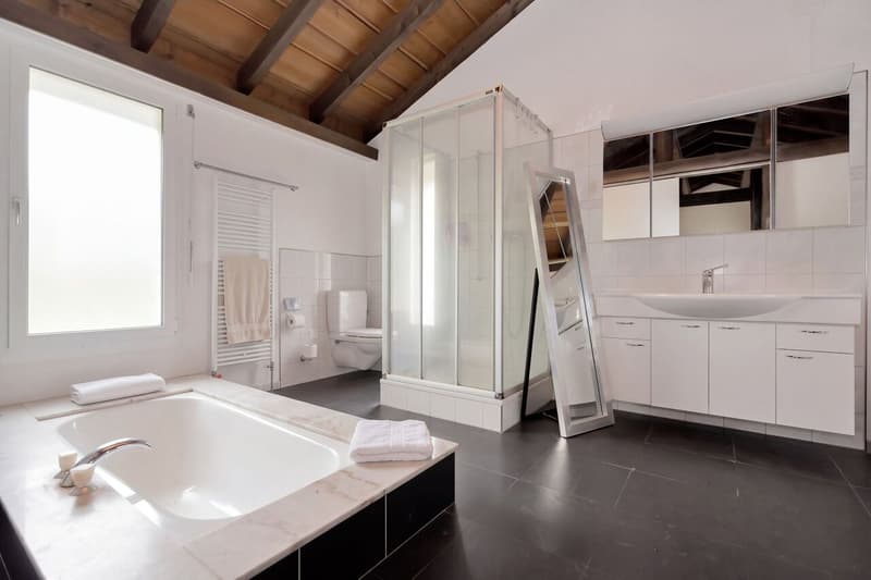 Badezimmer mit Dusche, WC, Lavabo und Badewanne